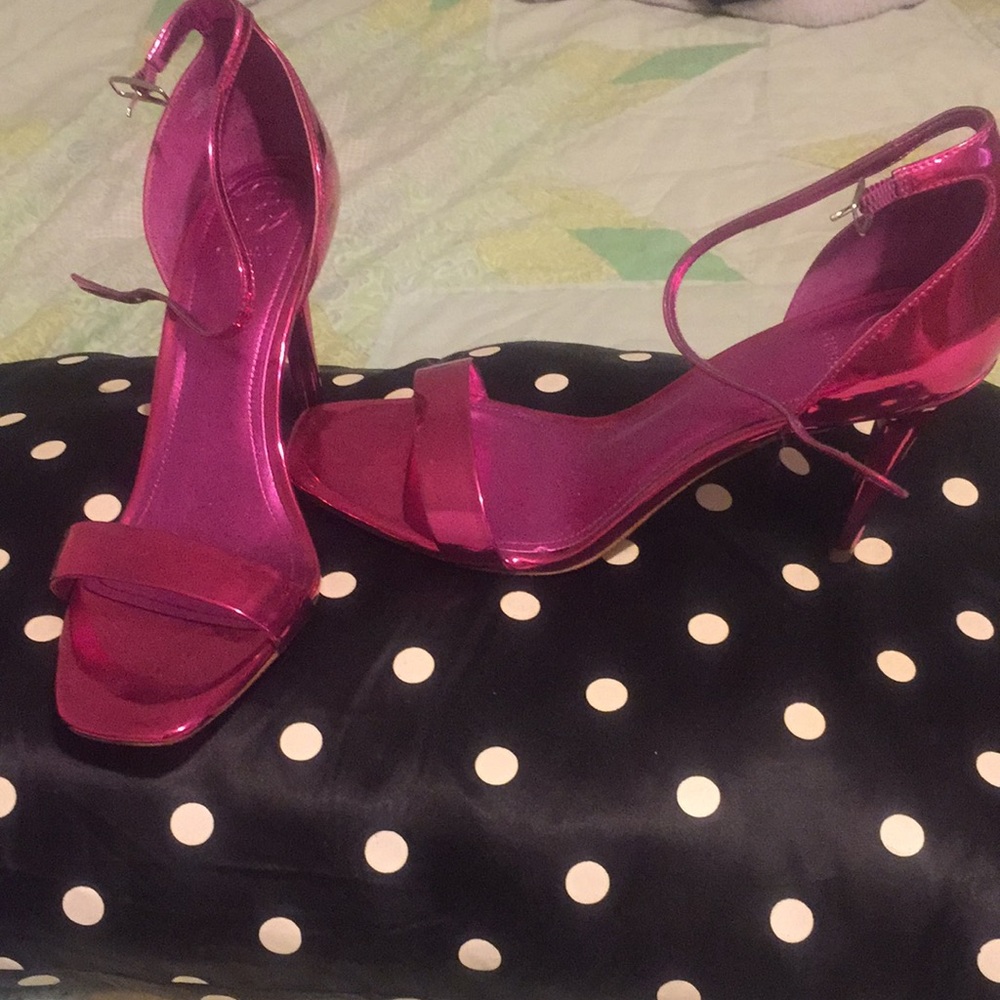 Stunning guess heels